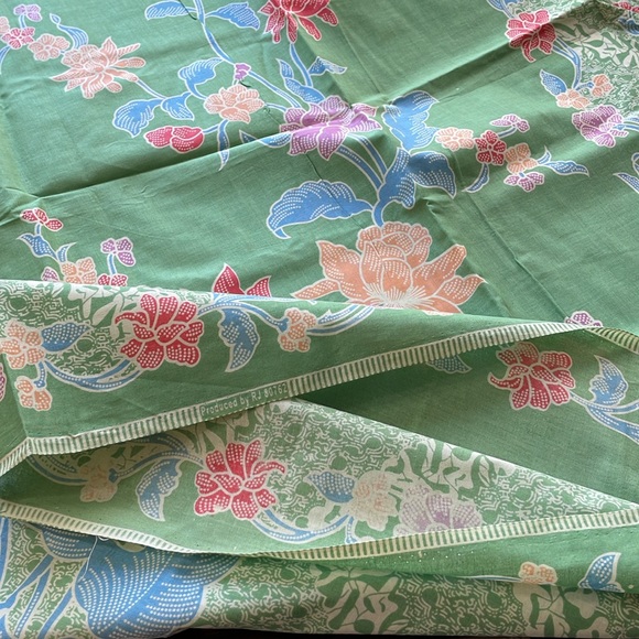 2 yards printed batik fabric/sarong, pale green w/floral print - Picture 8 of 9